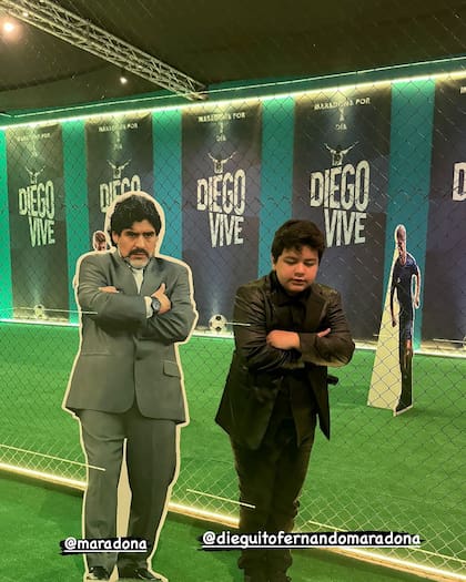 Dieguito Fernando imitó una pose de su padre (Foto: Instagram @diego_vive10)