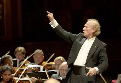 Diemecke, director a tiempo completo