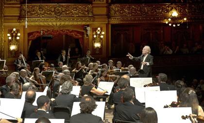 El director Enrique Arturo Diemecke, titular de la Orquesta Filarmónica de Buenos Aires, que celebra su 75° aniversario