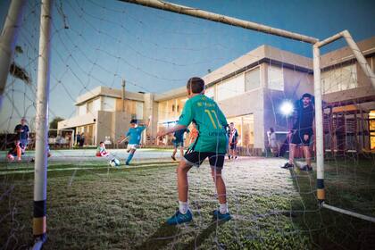 Diestro, el hijo del Kun patea un penal con la misma destreza que el delantero del City. FOTO: Grupo Omar Díaz Fotografía