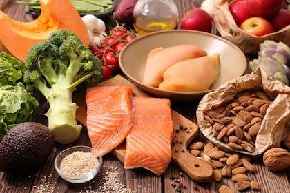 Los especialistas no aconsejan dietas que eliminen grupos de alimentos saludables