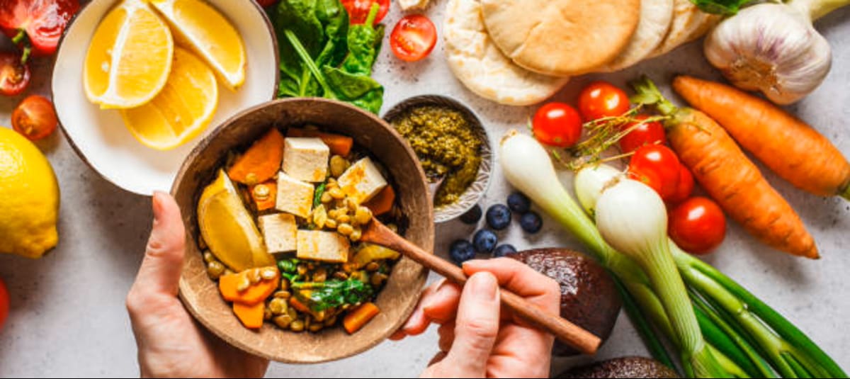 Expertos analizan los riesgos y beneficios de dietas veganas y vegetarianas en niños