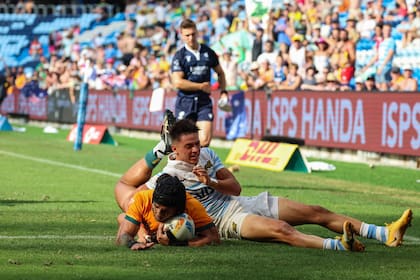 Dietrich Roache, de Australia, anota contra Argentina, que no pudo sostener lo realizado una semana atrás