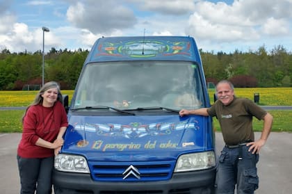 Diez años atrás adquirieron un motorhome con el que emprenden una o dos veces al año sus aventuras por Europa, hacia los festivales de tango, acompañados por su arte.