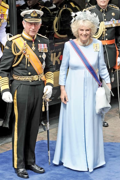 Diez años atrás, Carlos de Inglaterra todavía era príncipe de Gales. A Amsterdam fue con Camilla, por entonces la duquesa de Cornwall, quien lució un tocado de plumas by Philip Treacy. 