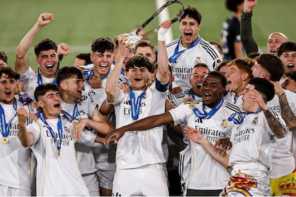 Diez levanta la Copa de campeón de la UEFA Youth League 2025/26 como capitán de Real Madrid (https://x.com/lafabricacrm)