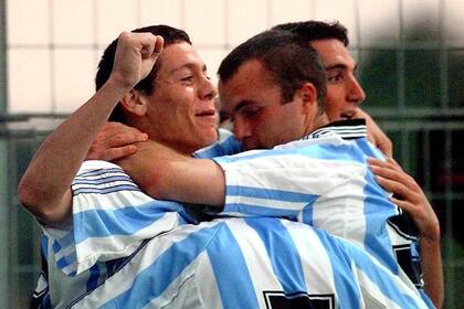 Diez, Quintana y Romeo celebran el gol frente a China durante las semifinales del Sub-21 en Francia