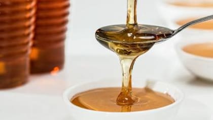 Diferente a casi todos los condimentos y salsas, la miel no debe mantenerse en la heladera.