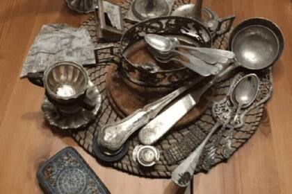 Diferentes artículos de plata fueron encontrados enterrados en el patio