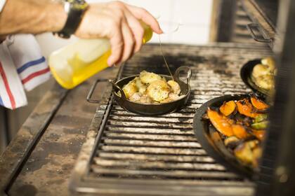 Diferentes colores y texturas de verduras asadas y ahumadas.