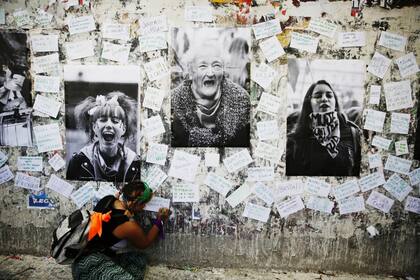 Con carteles reivindicativos de la lucha, una multitud de mujeres se movilizó por el Día Internacional de la Mujer