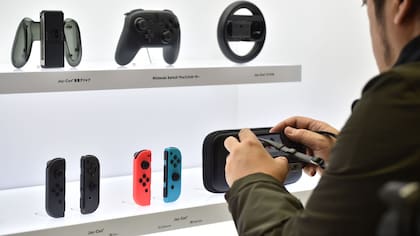 Diferentes opciones para controla la Switch: los mandos que se adosan a los laterales del equipo, un gamepad tradicional o un volante