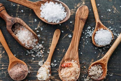Diferentes tipos de sal llenan las estanterías de los supermercados.