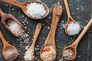 Reducida en sodio y refinada: ¿existe realmente un mejor tipo de sal para la salud?