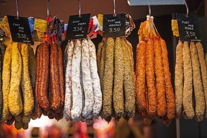 Diferentes versiones del fuet (chacinado absolutamente catalán) cuelgan en un puesto de La Boquería
