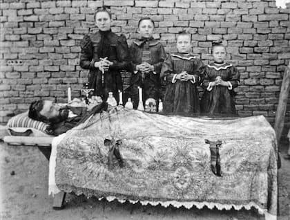 Difunto Sr. Welcher con su familia, San Jerónimo Norte, Santa Fe, ca. 1905.