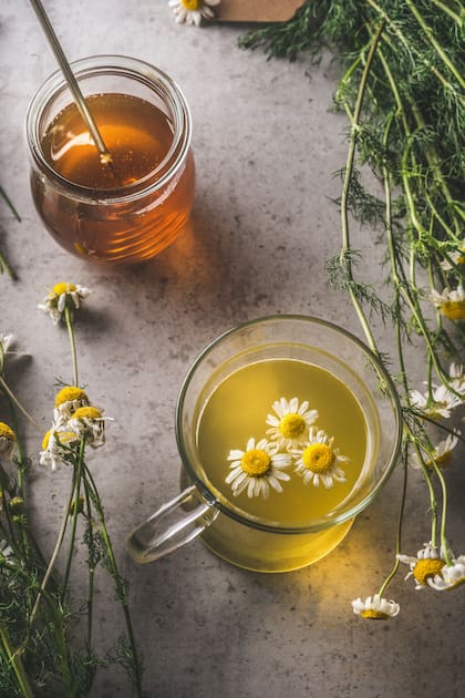 Digestiva y suavemente sedante, la manzanilla sirve para hacer una infusión ideal para después de la cena