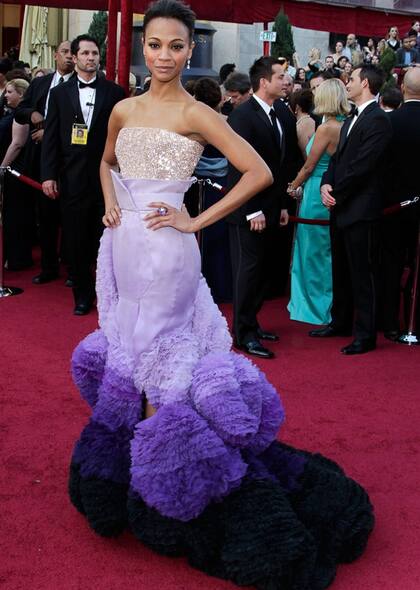 Dijeron violeta y Zoe Saldana cantó primero en la ceremonia de 2010; la pieza de Givenchy Couture se abolla en el piso como un guirnalda de cumpleaños... No es para todos ser futurista