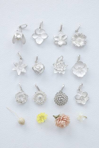 Dijes de flores natales de Septiembre.