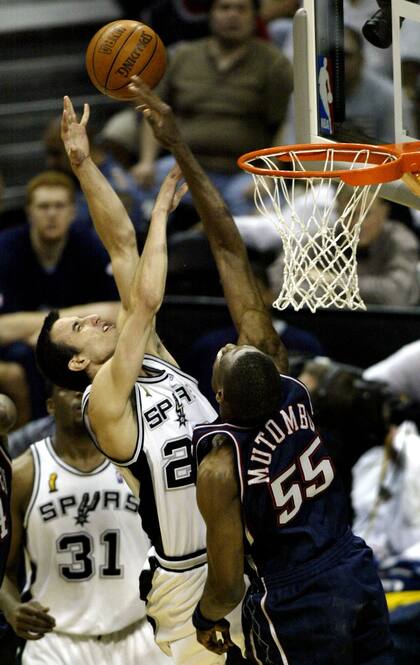 Dikembe Mutombo enfrentando a Emanuel Ginobili en el año 2003