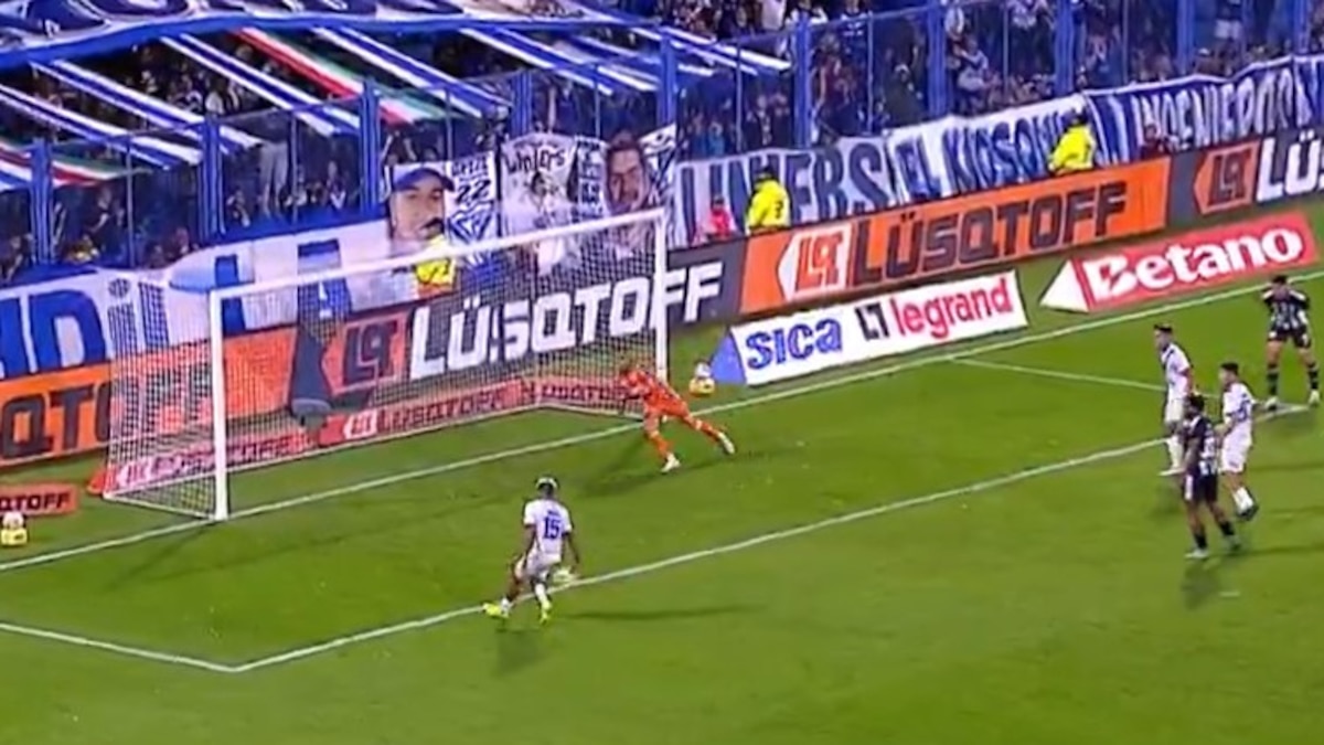 VÉLEZ SUFRE, GANA Y SIGUE: Victoria agónica ante Central Córdoba