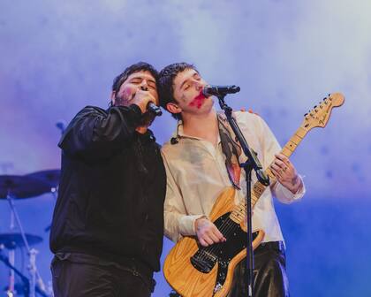 Dillom invitó al escenario a Santiago Motorizado para cantar “Cirugía”, de su álbum Por cesárea