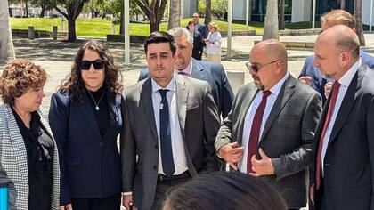 Dillon Angulo afuera de la corte con la familia de Naibel Benavides León.