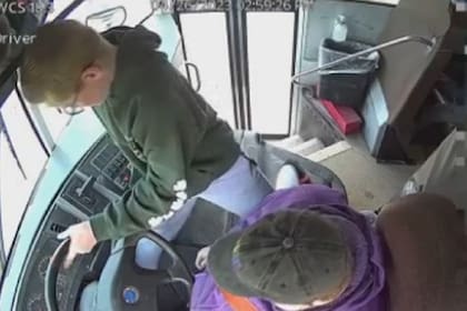 Dillon Reeves sujeta el volante del autobús el miércoles 26 de abril en Warren, Michigan