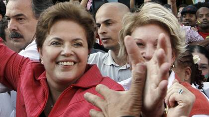 Dilma arrancó con un gran respaldo popular pero terminó destituida tras un juicio político