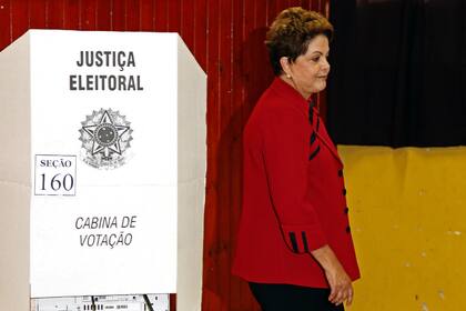Dilma emitió su voto y se prepara para la larga jornada  electoral hasta que estén listos los resultados finales