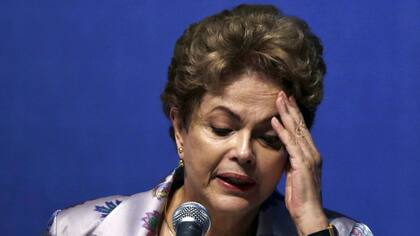 Dilma luce preocupada por su situación política