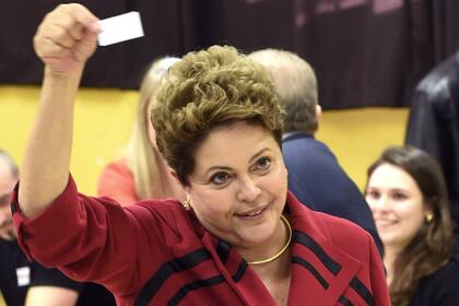 Dilma Rousseff muestra su comprobante de voto electrónico en las elecciones presidenciales 2014