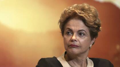 Dilma Rousseff trata de salir adelante en medio de la crisis