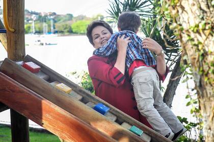 Dilma se aisló de las noticias jugando con su nieto