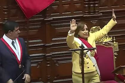 Dina Boluarte asumió como presidenta de Perú