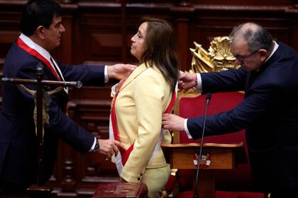 Dina Boluarte recibe la banda presidencial tras prestar juramento como nueva presidenta en el Congreso en Lima, Perú, el miércoles 7 de diciembre de 2022. (AP Foto/Guadalupe Pardo)