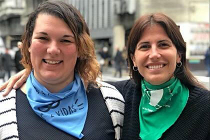 Dina Rezinovsky (celeste) y Camila Crescimbeni (verde) son militantes del Pro pero en el tema del aborto están en veredas opuestas