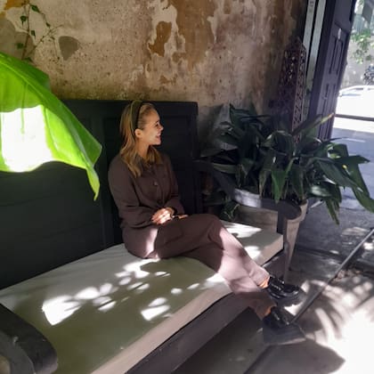 Dina Shihabi sonríe entre foto y foto y se prepara para dialogar con La Nación