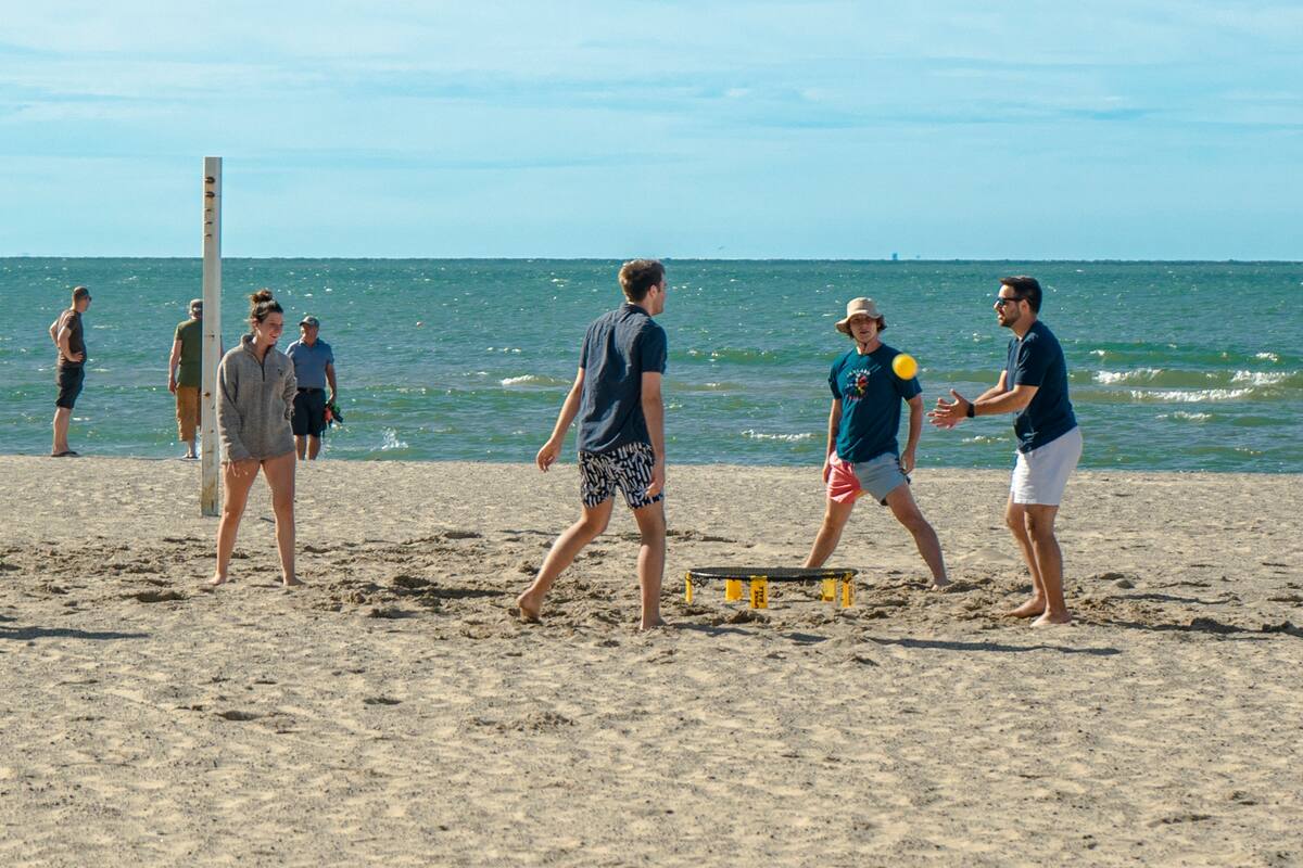 O esporte, que alia reflexos e agilidade, ganha espaço em praias e praças O esporte, que alia reflexos e agilidade, ganha espaço em praias e praças