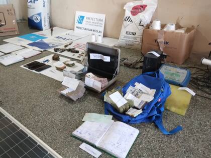 Dinero, armas, celulares y otros elementos secuestrados en el caso del robo de fertilizantes en el puerto de San Nicolás