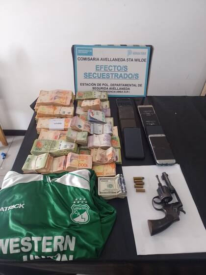Dinero, celulares, armas y camisetas secuestrados a Leandro Emanuel Paredes, líder de la barra brava Los Pibes de Racing