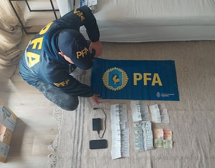 Dinero en efectivo y elementos incautados por la policía