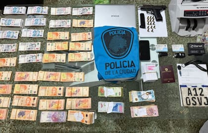 Dinero en efectivo y objetos incautados.