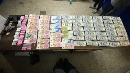 Dinero secuestrado durante el allanamiento en la comisaría 8a. de San Martín por el cobro ilegal de "protección" a comerciantes de la zona