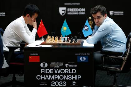 Ding Liren de China, izquierda, e Ian Nepomniachtchi de Rusia durante el Campeonato Mundial de Ajedrez de la FIDE en Astana, Kazajstán