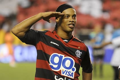 Dinho marcó un hat-trick para guiar a su equipo al triunfo