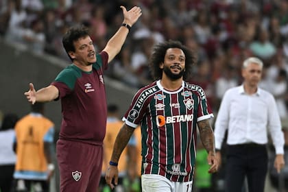 Diniz, durante un partido de la Copa Libertadores, con la presencia cercana de Marcelo; Fluminense está en los octavos de final de la Copa.
