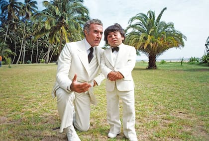 Dinklage, junto con Andy García, en los roles de Harvé y Ricardo Montalbán, protagonistas de la serie que marcó una época
