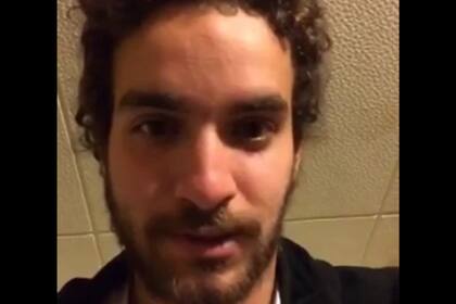 Dino está varado en un pueblo cafetero en Colombia y su padre pide ayuda para repatriarlo