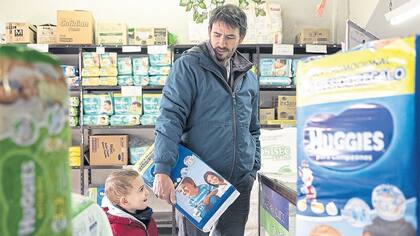 Dino Feldman y su hijo, Tahiel, entre pañales ilustrados con mamás y bebes